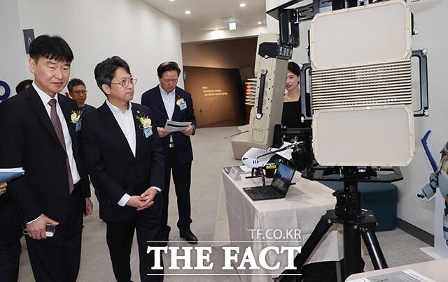 이날 제2회 항공보안주간 개막식에 참석한 내빈들이 기념촬영을 하고 있다. 앞줄 왼쪽 다섯 번째부터 홍지선 국토교통부 2차관, 박재희 한국공항공사 사장직무대행, 김범호 인천공항공사 사장직무대행, 우기홍 대한항공 부회장. /공항사진기자단