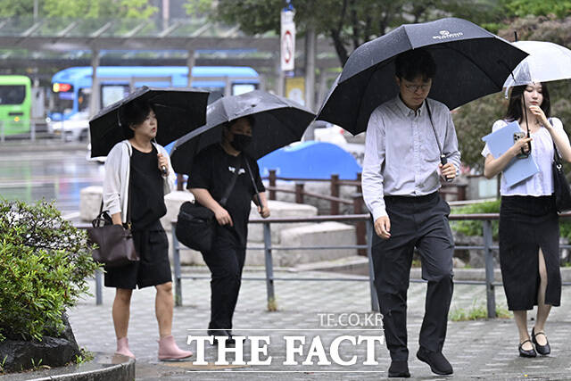 여의도역 인근에서 시민들이 발걸음을 재촉하고 있다.