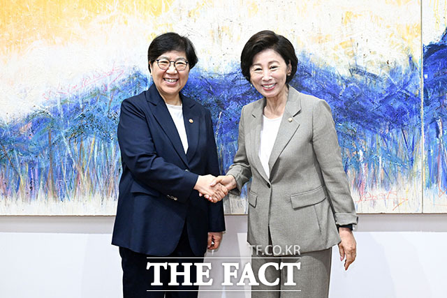 남인순 국회부의장(오른쪽)이 8일 오전 서울 여의도 국회부의장실을 찾은 정은경 보건복지부 장관과 기념 촬영을 하고 있다. /국회=서예원 기자