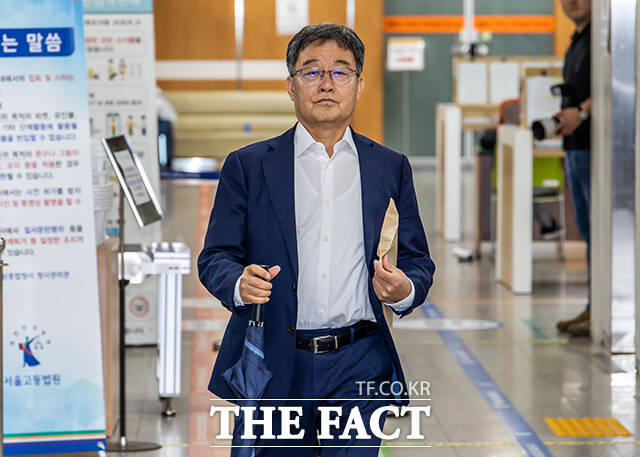 범죄수익 은닉 혐의를 받는 김만배 화천대유자산관리 대주주가 8일 오후 서울 서초구 서울중앙지방법원에서 열린 공판에 출석하고 있다. /남윤호 기자
