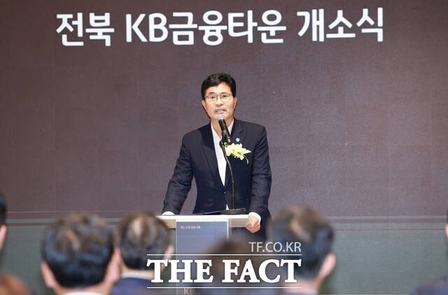 8일 전북혁신도시 내 KB금융타운에서 열린 개소식에서 이원택 전북도지사가 축사를 하고 있다. /전북도
