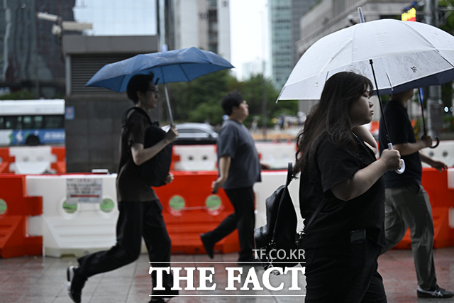 여의도역 인근에서 시민들이 발걸음을 재촉하고 있다.