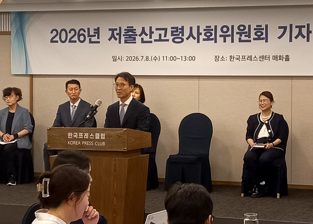 김진오 대통령 직속 저출산고령사회위원회 부위원장이 8일 서울 광화문 프레스센터에서 기자간담회를 열고 인구구조 변화 대응 전략을 이야기하고 있다. /이준영 기자