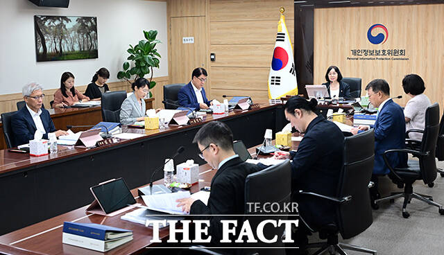송경희 개인정보보호위원회 위원장이 8일 오후 서울 종로구 정부서울청사에서 열린 제13회 전체회의에 참석해 모두발언을 하고 있다. /임영무 기자