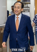  추경호, 미소 지으며 '내란 혐의' 재판 출석 [포토]