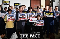  '법사위원장 반환' 요구하며 항의하는 국힘...법사위 강행하는 여당 [TF사진관]