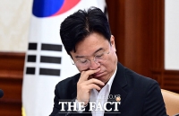  회의 자료 살펴보는 김영훈 고용노동부 장관 [포토]