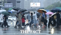  시작된 장맛비, 우산 쓰고 출근하는 시민들 [TF사진관]