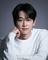  [TF인터뷰] '닥터 섬보이' 김윤우, 량음 지우고 '사랑둥이'로