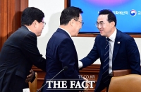  최교진 교육부 장관과 인사 나누는 박홍근 기획예산처 장관 [포토]