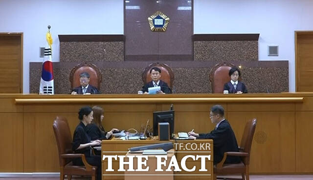 이흥구 대법관이 9일 오후 서울 서초구 대법원 1호 법정에서 고위공직자범죄수사처(공수처) 체포 방해 등 혐의로 기소된 윤석열 전 대통령에 대한 상고심 선고 공판을 열고 있다. 왼쪽부터 노경필 대법관, 이 대법관, 이숙연 대법관. /대법원