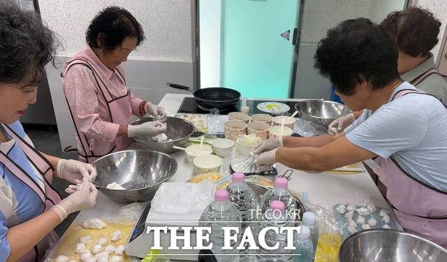 성주군 우리음식연구회원들이 9일 성주군농업기술센터 조리교육장에서 열린 참외 활용 전통 떡 만들기 교육에서 지역 대표 특산물인 성주참외를 활용해 참외경단과 참외원소병을 직접 만들며 전통 떡 제조기술을 익히고 있다. /성주군