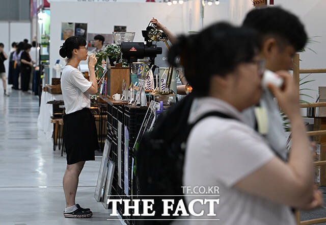 '2026 서울카페위크(Seoul Cafe Week)'가 9일 오전 서울 강서구 코엑스 마곡에서 열린 가운데 참가업체 관계자가 커피를 내리고 있다. /박헌우 기자