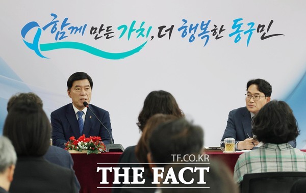 황인호 대전시 동구청장(왼쪽)이 9일 확대간부회의를 주재하고 있다. /대전시 동구