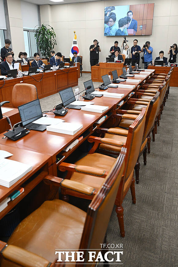 텅 빈 국민의힘 의원석.