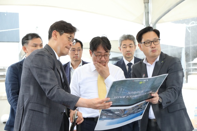 이성훈 한국토지주택공사(LH) 사장(가운데)이 9일 용인 반도체 국가산단 사업현장을 찾아 현장을 점검하고 있다. /LH