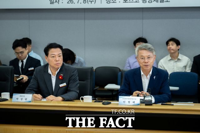 민형배 시장이 통합특별시 출범 이후 처음 광양 산업현장을 방문, 철강산업 이 미래성장동력을 확보할 수 있도록 지원을 아끼지 않겠다고 말했다. 왼쪽부터 박성현 광양시장, 민형배 특별시장./ 광양제철소
