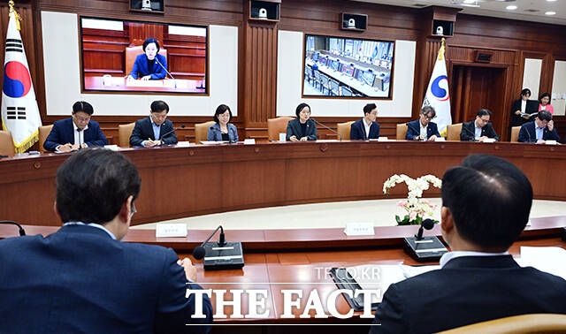 한성숙 국무총리가 9일 오전 서울 종로구 정부서울청사에서 열린 국가정책조정회의를 주재하고 있다. /임영무 기자