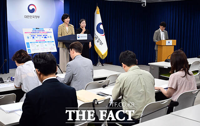 현수엽 보건복지부 제1차관이 9일 오전 서울 종로구 정부서울청사에서 금융 위기가구 발굴 및 지원 강화방안과 관련해 브리핑하고 있다. /임영무 기자