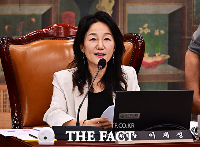 이재정 문체위원장이 9일 오전 서울 여의도 국회에서 열린 문화체육관광위원회 전체회의에 참석해 안건을 상정하고 있다. /국회=배정한 기자