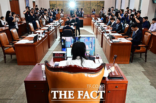 이재정 문체위원장이 9일 오전 서울 여의도 국회에서 열린 문화체육관광위원회 전체회의에 참석해 안건을 상정하고 있다. /배정한 기자