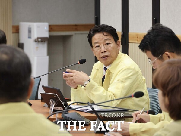김찬술 대전시 대덕구청장이 9일 민선9기 첫 확대간부회의에서 주요 현안과 부서별 추진사항을 공유하며 구정 운영의 투명성과 협업 행정을 강조했다. /대덕구