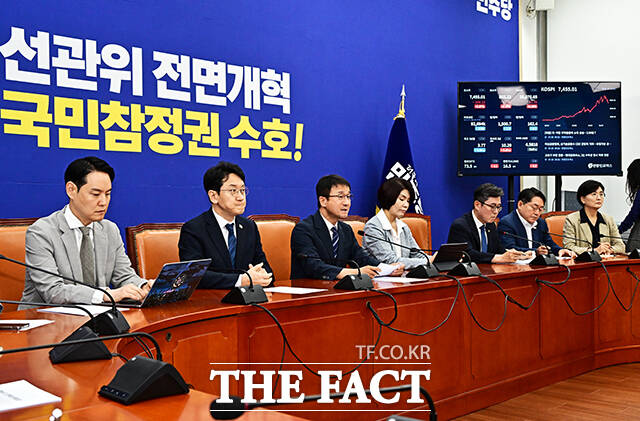 한병도 더불어민주당 대표 직무대행 겸 원내대표(가운데)가 9일 오전 서울 여의도 국회에서 열린 정책조정회의에 참석해 모두발언을 하고 있다. /국회=배정한 기자