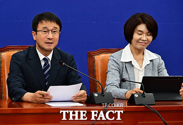 한병도 더불어민주당 대표 직무대행 겸 원내대표(가운데)가 9일 오전 서울 여의도 국회에서 열린 정책조정회의에 참석해 모두발언을 하고 있다. /국회=배정한 기자