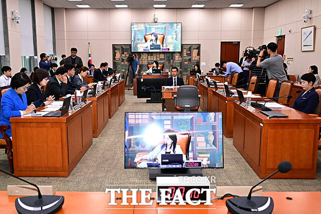 이재정 문체위원장이 9일 오전 서울 여의도 국회에서 열린 문화체육관광위원회 전체회의에 참석해 안건을 상정하고 있다. /국회=배정한 기자