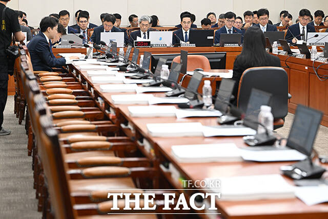 국회 재정경제기획위원회 전체회의가 9일 오전 서울 여의도 국회에서 열린 가운데 국민의힘 의원들의 자리가 비어있다. /국회=남용희 기자