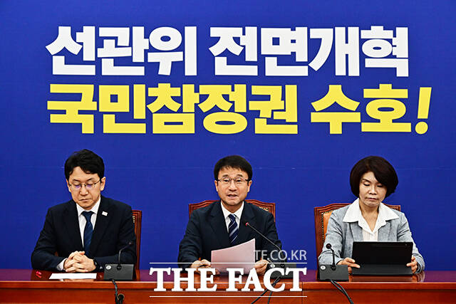 한병도 더불어민주당 대표 직무대행 겸 원내대표(가운데)가 9일 오전 서울 여의도 국회에서 열린 정책조정회의에 참석해 모두발언을 하고 있다. /국회=배정한 기자