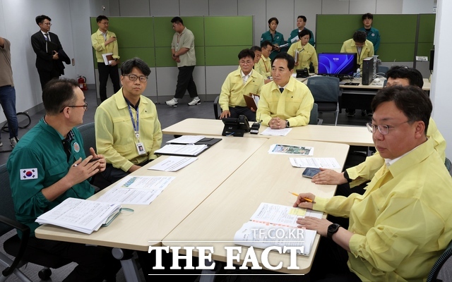 박수현 충남도지사가 8일 오후 충남도청 재난안전대책본부를 찾아 관계자들과 집중호우 대응 상황을 점검하고 있다. /충남도