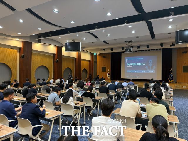 여수광양항만공사가 사장 직속 TF 활동을 마치고 결과를 직원들과 공유하고 있다. /여수광양항만공사