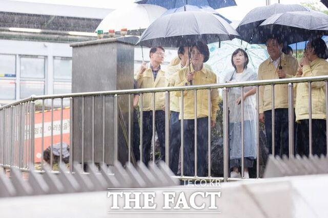 추미애 경기도지사가 9일 안양시 석수동 침수피해 우려지역 현장 점검을 하고 있다. /경기도
