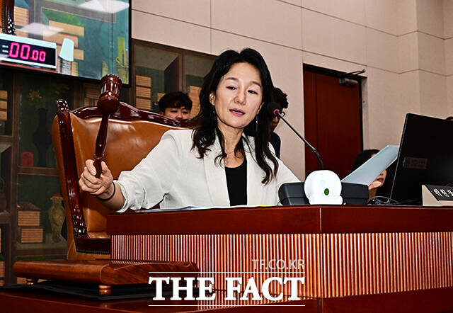 이재정 문체위원장이 9일 오전 서울 여의도 국회에서 열린 문화체육관광위원회 전체회의에 참석해 안건을 상정하고 있다. /국회=배정한 기자