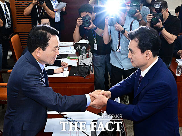 성일종(왼쪽) 국민의힘 의원이 9일 탈영 의혹이 제기된 안규백 국방부 장관에게 병적기록부 공개를 촉구했다. 사진은 지난해 7월 15일 안규백(오른쪽) 당시 국방부 장관 후보자가 국회에서 열린 인사청문회에 참석해 증인 선서를 마친 뒤 성일종 당시 국방위원장에게 선서문을 제출하고 악수하는 모습. /배정한 기자