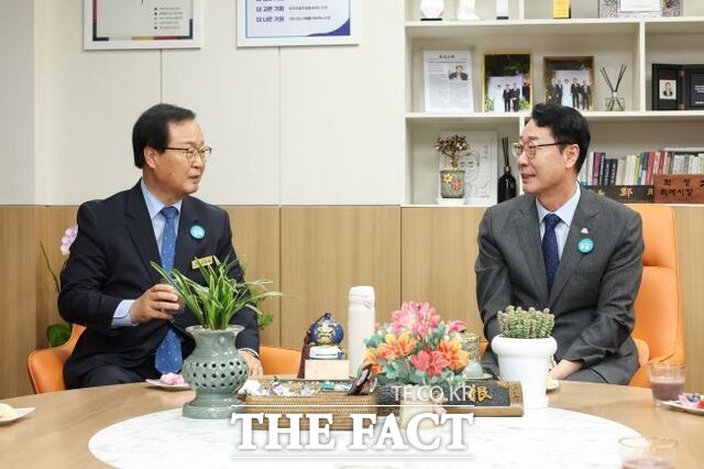 정명근 화성시장(사진 오른쪽)과 유희태 완주군수가 9일 로컬푸드 협약 체결에 앞서 환담하고 있다. /화성시