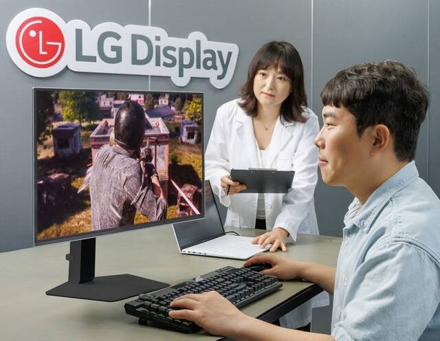 LG디스플레이 직원이 게이밍 모니터 주사율과 게임 수행능력 간의 상관관계를 입증하는 실험을 하고 있다. /LG디스플레이