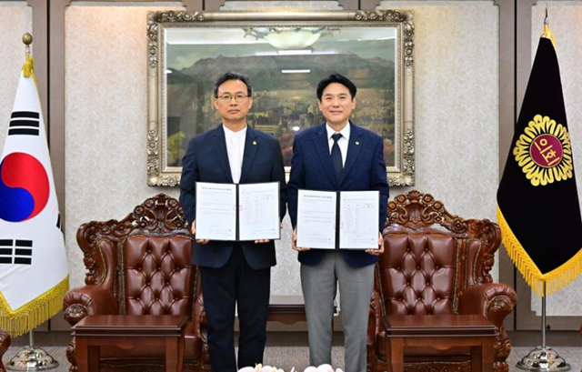서울시의회 이상훈 더불어민주당 대표의원(왼쪽)과 김길영 국민의힘 대표의원이 12대 서울시의회 전반기 원구성에 합의했다. /서울시의회