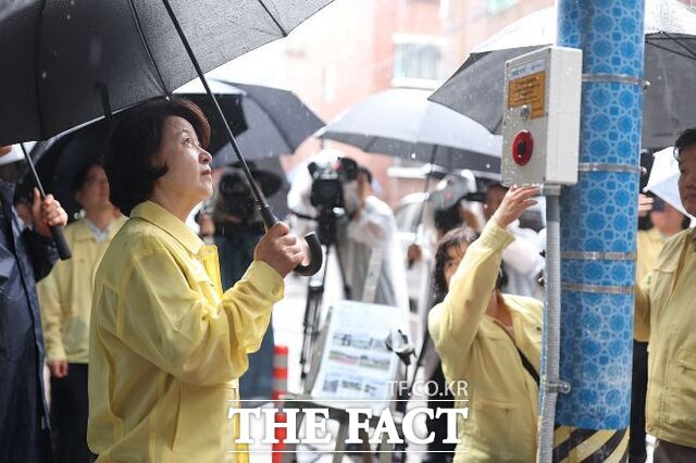 추미애 경기도지사가 9일 안양시 만안구 석수동 반지하주택가를 찾아 침수피해 대응 시설 등을 살피고 있다. /경기도