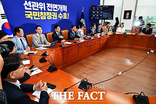 한병도 더불어민주당 대표 직무대행 겸 원내대표(가운데)가 9일 오전 서울 여의도 국회에서 열린 정책조정회의에 참석해 모두발언을 하고 있다. /국회=배정한 기자