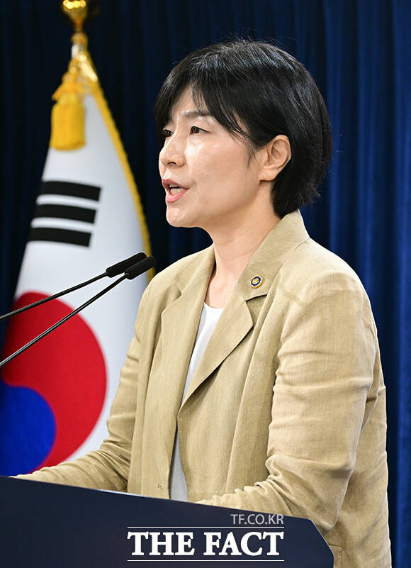 현수엽 보건복지부 제1차관이 9일 오전 서울 종로구 정부서울청사에서 금융 위기가구 발굴 및 지원 강화방안과 관련해 브리핑하고 있다. /임영무 기자