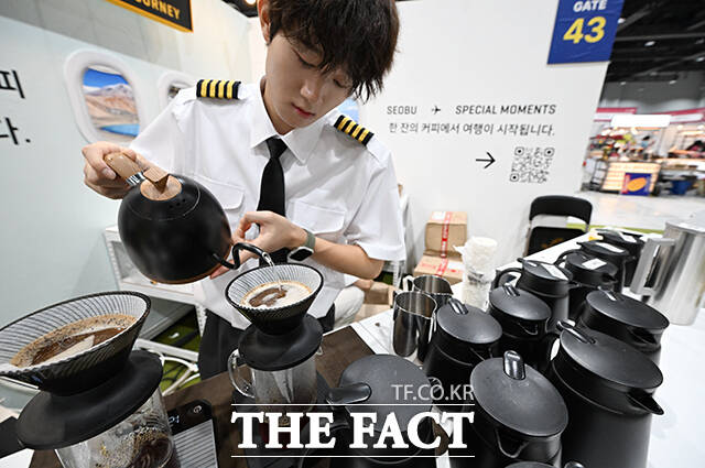 '2026 서울카페위크(Seoul Cafe Week)'가 9일 오전 서울 강서구 코엑스 마곡에서 열린 가운데 참가업체 관계자가 커피를 내리고 있다. /박헌우 기자