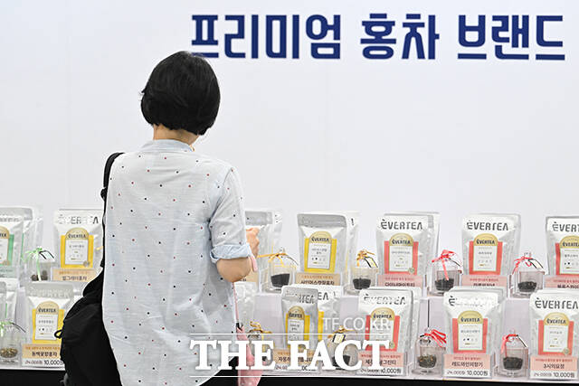 '2026 서울카페위크(Seoul Cafe Week)'가 9일 오전 서울 강서구 코엑스 마곡에서 열린 가운데 참가업체 관계자가 커피를 내리고 있다. /박헌우 기자