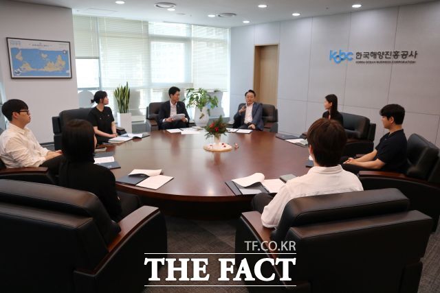 안병길 해진공 사장이 청년이사회 직원들과 소통하고 있다. /해진공