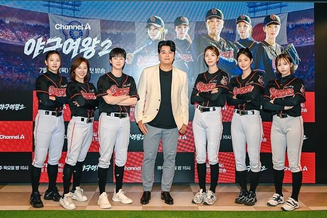 전 핸드볼 선수 박하얀, 전 축구 선수 주수진, 핸드볼 선수 김온아, 전 야구 선수 겸 감독 추신수, 전 배드민턴 선수 장수영, 테니스 선수 송아, 치어리더 아야카(왼쪽부터)가 9일 오후 2시 서울 영등포구 여의도 한 카페에서 진행된 채널A 새 예능프로그램 '야구여왕' 제작발표회에 참석해 다양한 이야기를 나눴다. /채널A