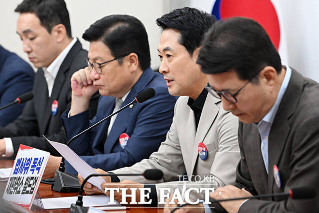 장동혁 국민의힘 대표가 9일 광주 도심에서 여고생을 살해한 장윤기 사건 은폐·봐주기 수사 의혹과 관련해 광주경찰청을 항의 방문했다. 사진은 장 대표./ 남용희 기자