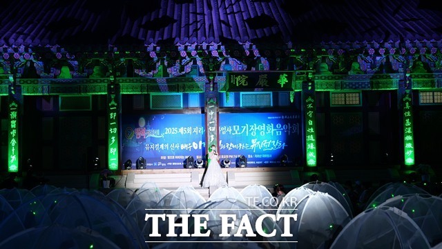 지리산 대화엄사는 오는 8월 8일 오후 7시 40분 전남 구례 지리산 대화엄사 화엄원 특설무대에서 ‘2026 제6회 지리산 대화엄사 모기장영화음악회’를 개최한다. 사진은 지난해 행사 장면./화엄사