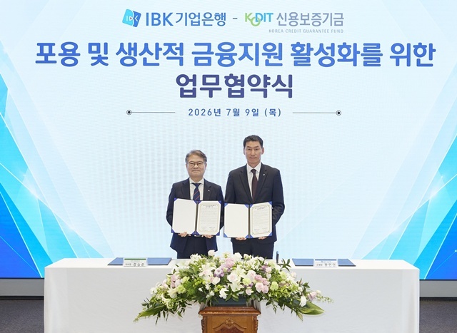 9일 서울 중구 을지로 기업은행 본점에서 열린 '포용 및 생산적 금융지원 활성화를 위한 업무협약식'에서 장민영 IBK기업은행장(오른쪽)과 강승준 신용보증기금 이사장이 협약식을 마치고 기념촬영을 하고 있다. /IBK기업은행