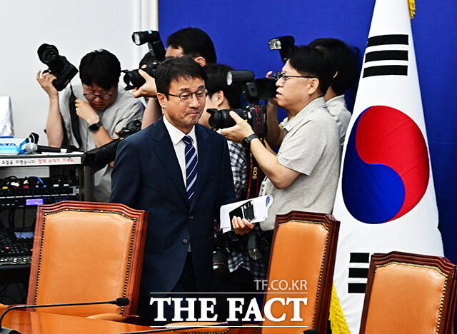 한병도 더불어민주당 대표 직무대행 겸 원내대표(가운데)가 9일 오전 서울 여의도 국회에서 열린 정책조정회의에 참석해 모두발언을 하고 있다. /국회=배정한 기자